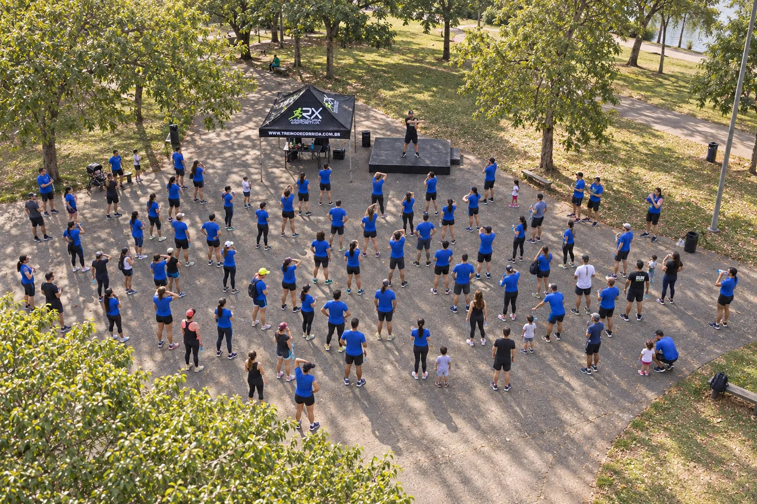Cena ilustrativa de um encontro de corrida no parque, com participantes de azul e o treinador de boné preto RX no palco ao lado da tenda