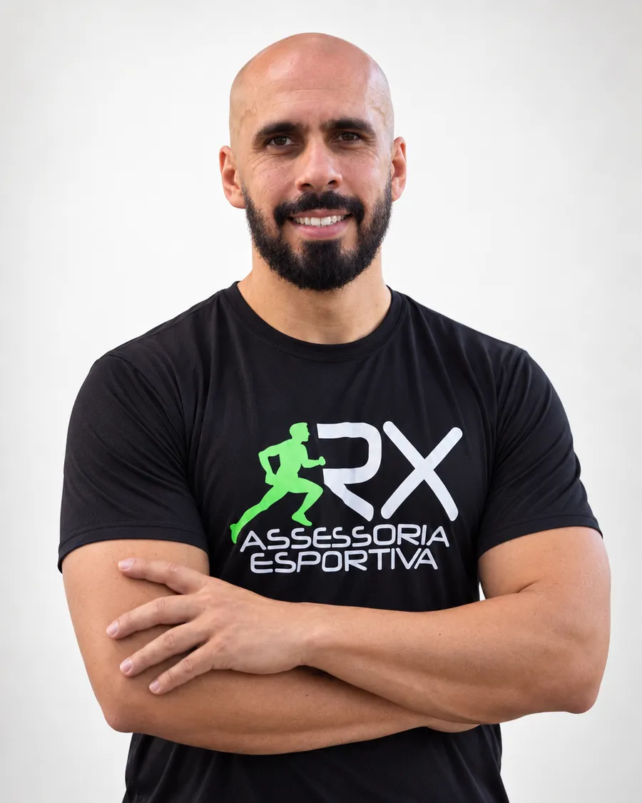 Retrato profissional de Rodrigo Xavier com a camiseta da RX Assessoria Esportiva
